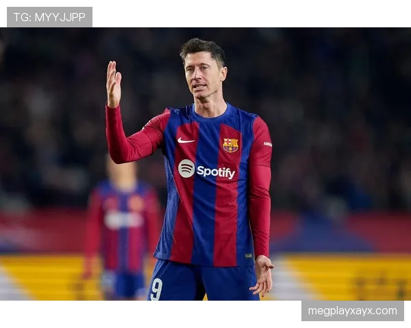 莱万多夫斯基披上巴萨9号战袍，开启新篇章引期待