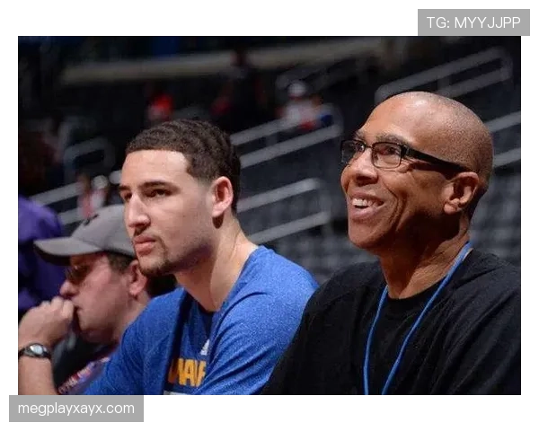 扎克拉文这日常跟赛场判若两人，买菜排队都能被当透明人吧？